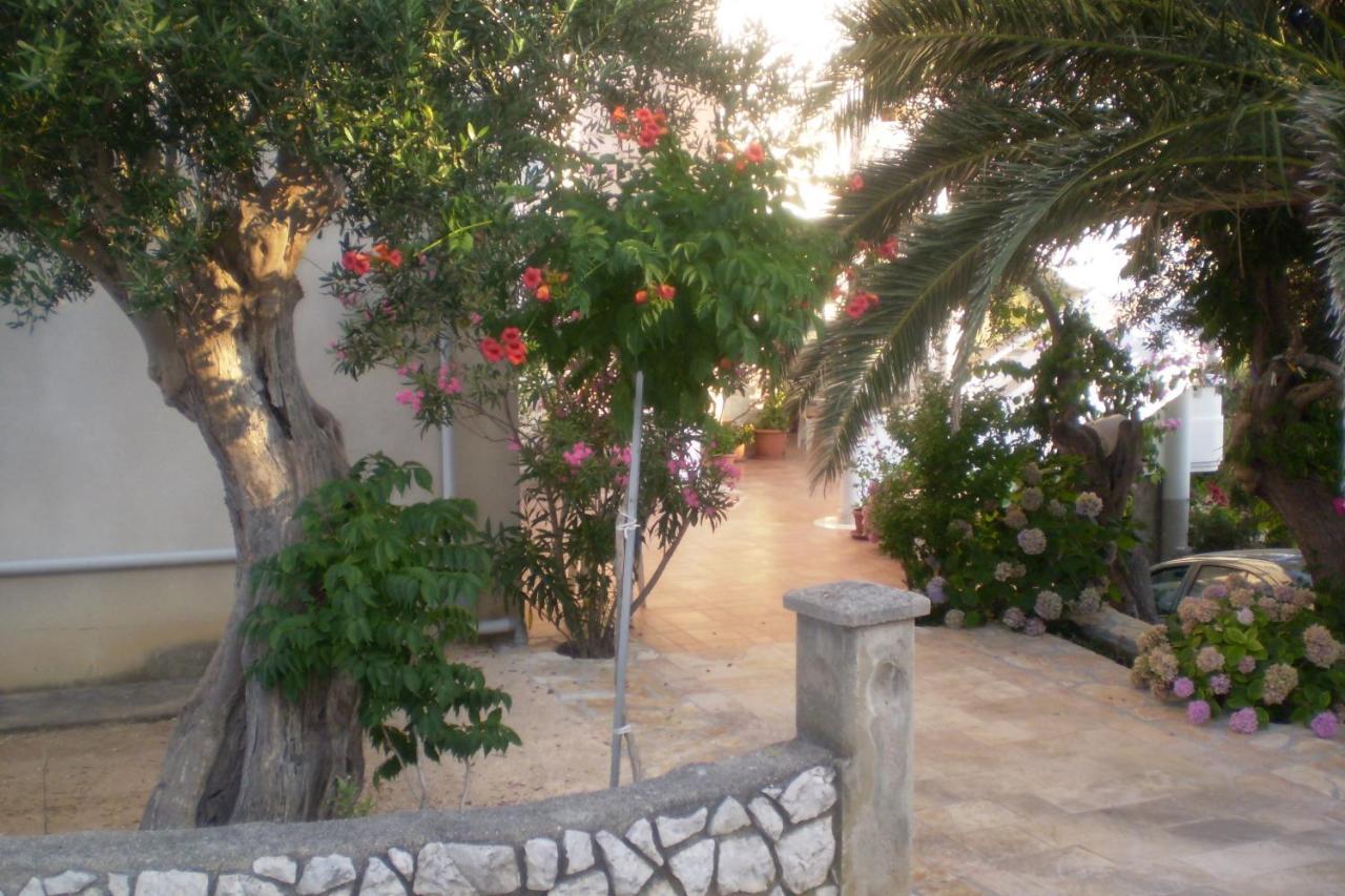 Apartments And Rooms By The Sea Jakisnica, Pag - 4160 Lun  Buitenkant foto