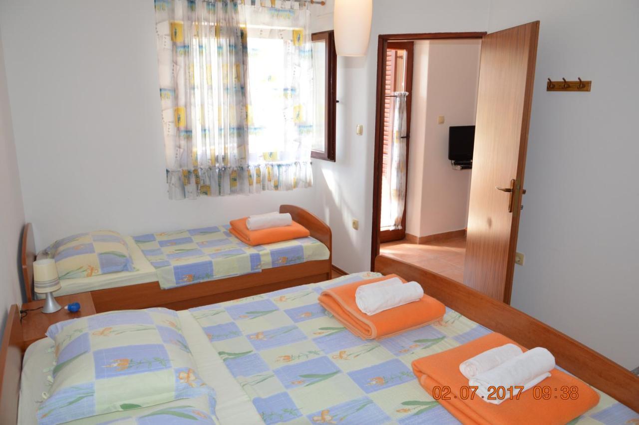 Apartments And Rooms By The Sea Jakisnica, Pag - 4160 Lun  Buitenkant foto